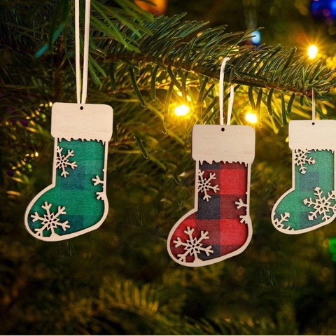 Ornements Suspendus en Forme de Chaussettes de Noël en Bois Avec Flocon de Neige Tissu à Carreaux Décoration de Sapin Rustique