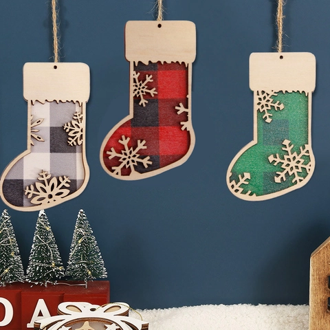 Chaussette de Noël Ornement Suspendu en Bois Tissu Plaid Flocon de Neige Creux pour Décoration d'Arbre de Noël Maison Fête