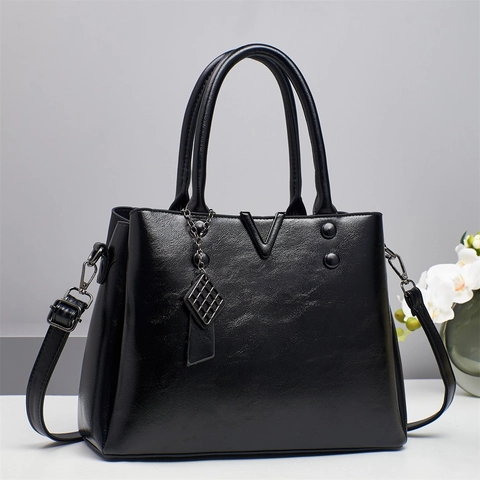 Bolso De Mano De Cuero PU Vintage Para Mujer Gran Capacidad Bolso Al Hombro Cruzado Con Decoración De Metal En V Y Colgante