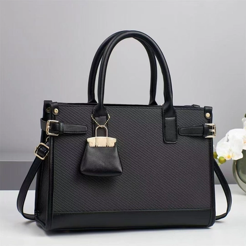 Grand Sac À Main Femmes Cuir PU Texture Tissée Sac Bandoulière Fourre-Tout Avec Accessoire Mini Charme