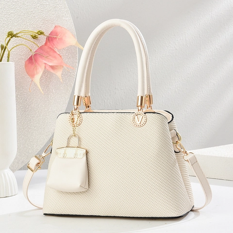 Damen PU Leder Handtasche Strukturierte Umhängetasche Einfache Elegante Crossbody Tasche Mit Goldener Hardware Und Mini Anhänger