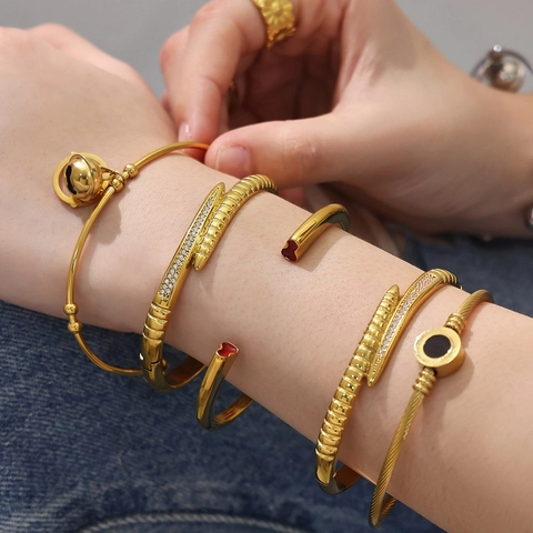 Moda Bracciale Rigido Acciaio Inossidabile Pendente Campanella Geometrico Placcato Oro Corda Intrecciata Zircone Gioielli Donna