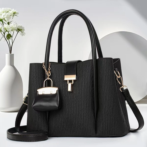 Borsa Da Donna In Pelle PU Trama Plissettata Verticale Chiusura In Metallo Dorato Borsa A Tracolla Con Mini Ciondolo Borsa