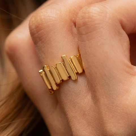 Minimalistischer Geometrischer Edelstahl Ring 18K Gold Plattiert Unregelmäßiger Vertikaler Stab Industrielles Skyline Design Für Frauen