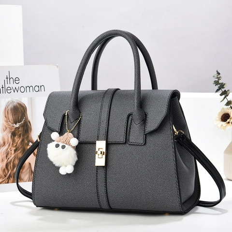 Sac à Épaule en Cuir PU pour Femme Texture Tissée Grande Capacité Sac Cabas Patchwork Avec Fermoir Doré et Charme en Peluche