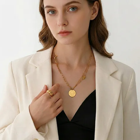 Collana A Doppio Strato Catena Asimmetrica Con Pendente Lettera Tonda Acciaio Al Titanio Placcato Oro 18K Chiusura A Gancio Chic
