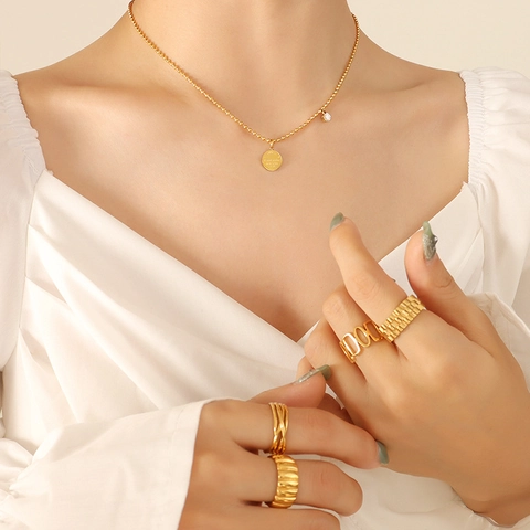 Collana In Acciaio Inossidabile Placcato Oro 18K Con Pendente A Targhetta Rotonda Incisa E Zircone Per Donna
