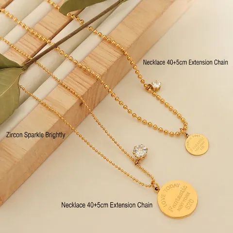 Collana In Acciaio Inossidabile Placcato Oro 18K Con Pendente A Targhetta Rotonda Incisa E Zircone Per Donna