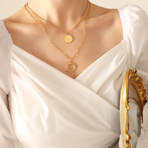 Collar de Doble Capa de Acero de Titanio Chapado en Oro de 18K Con Disco Redondo Good Luck y Colgante de Letra D Joyería Mujer