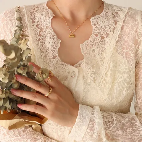 Collana con Pendente a Lucchetto in Acciaio al Titanio Placcato Oro 18K Design Geometrico Rettangolare Cavo Minimalista Gioielli