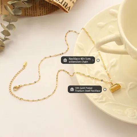 Collana con Pendente a Lucchetto in Acciaio al Titanio Placcato Oro 18K Design Geometrico Rettangolare Cavo Minimalista Gioielli