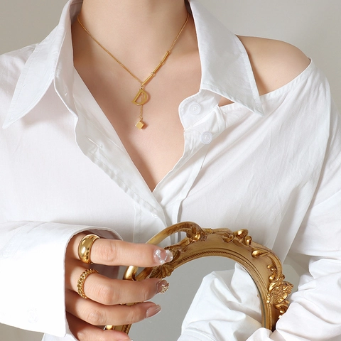 Collier En Acier Inoxydable Plaqué Or 18K Avec Pendentif Lettre D Et Cube Chaîne De Clavicule Minimaliste Pour Femmes