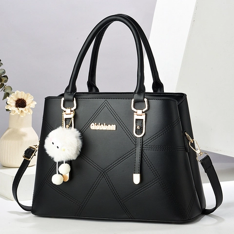Sac à Épaule en Cuir PU à Motif de Losanges pour Femmes Avec Charme de Boule en Peluche Urbain Simple Sac à Main