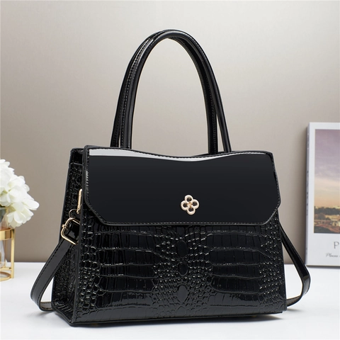 Women Large Capacity Handbag PU Leather Crocodile Pattern Metal Clover Lock Shoulder Crossbody Bag Elegant Commute