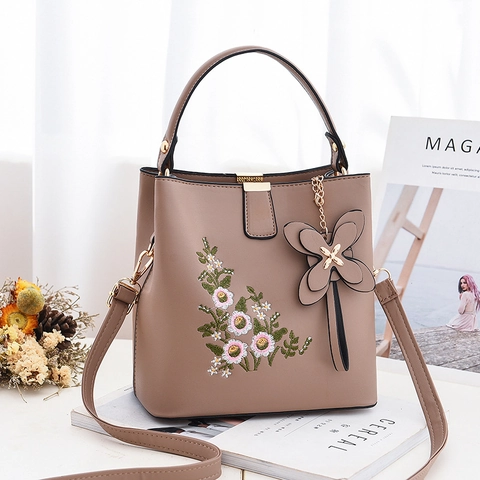 Bestickte Beuteltasche PU Leder Retro Umhängetasche Schmetterlingsanhänger Elegante Damen Umhängetasche Alltag