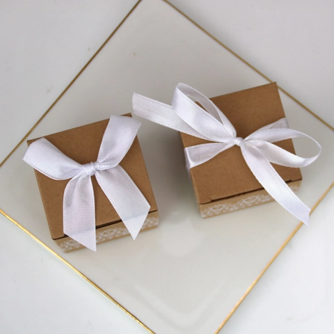 Caja de Caramelos de Papel Kraft Europea Con Patrón de Encaje Blanco Lazo de Cinta de Satén Cuadrada Caja de Regalo DIY para Boda Fiesta