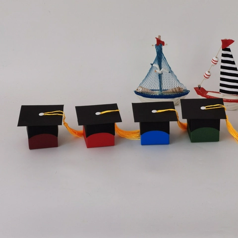 Graduation Cap Gift Box 250g Special Paper Square Candy Box With Yellow Tassel Graduation Party Favors For Student Celebration