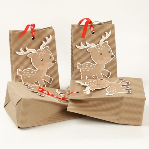 Weihnachtsgeschenktüten Aus Rippkraftpapier Mit Rentiermotiv Schneeflockenband Und Juteschnurgriffen Für Feiertagsfeiern