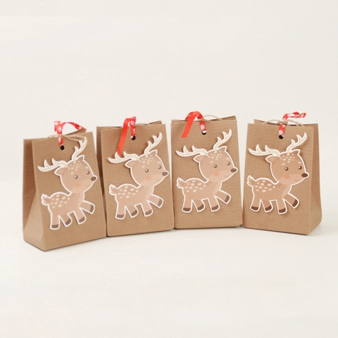 Weihnachtsgeschenktüten Aus Rippkraftpapier Mit Rentiermotiv Schneeflockenband Und Juteschnurgriffen Für Feiertagsfeiern