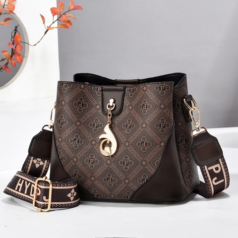 Borsa a Secchiello da Donna in Pelle PU Moda Monogram Patchwork Tracolla con Ampia Cinghia in Tessuto Pendente a Volpe in Metallo