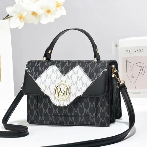 Damen Umhängetasche PU Leder M Buchstaben Monogramm Herz Patch Kleine Quadratische Tasche Mit Verstellbarem Gurt