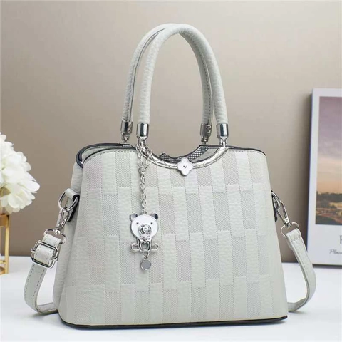Sac À Main Pour Femme Cuir PU Texture Litchi À Carreaux Sac Bandoulière Avec Pendentif Ours Élégant Grande Capacité