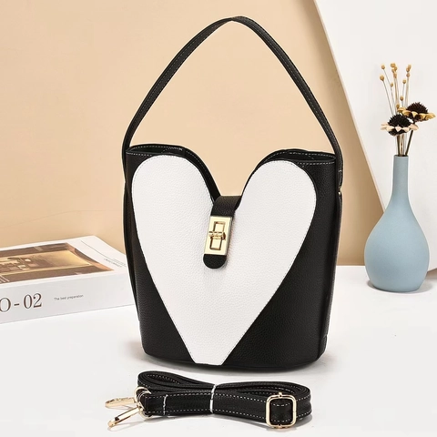 Damen PU Leder Herz Patchwork Eimer Tasche Schick Umhängetasche Handtasche Lychee Narbung Goldener Drehverschluss Trendig
