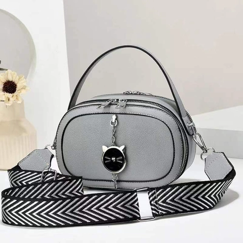 Women Oval PU Leather Crossbody Bag Double Zipper Litchi Texture Wide Chevron Strap Chic Handbag Metal Cat Pendant