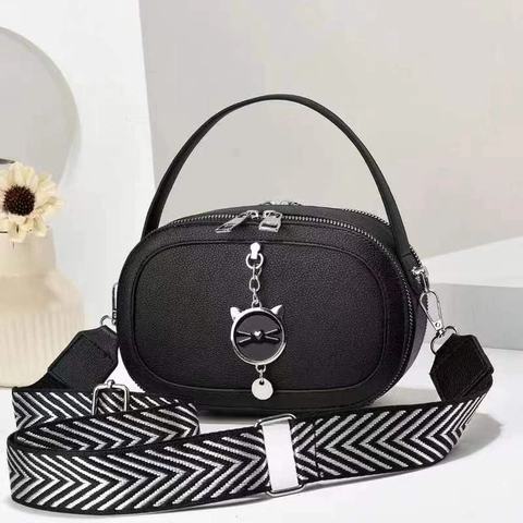 Women Oval PU Leather Crossbody Bag Double Zipper Litchi Texture Wide Chevron Strap Chic Handbag Metal Cat Pendant