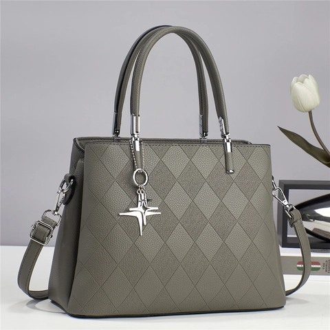 Women Quilted PU Leather Handbag Elegant Large Capacity Shoulder Bag With Star Charm And Adjustable Strap Casual Tote
