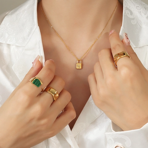 Lock Anhänger Halskette Titanstahl 18K Vergoldet Zirkon Sternenmuster Minimalistischer Vintage Schmuck Für Damen