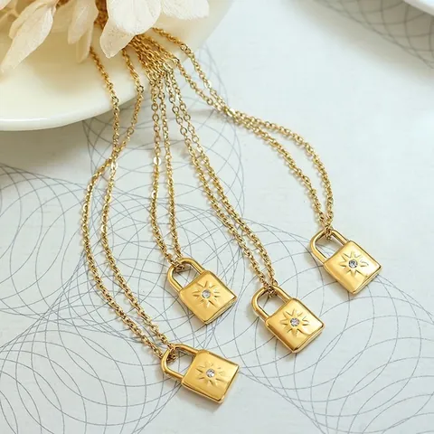 Lock Anhänger Halskette Titanstahl 18K Vergoldet Zirkon Sternenmuster Minimalistischer Vintage Schmuck Für Damen