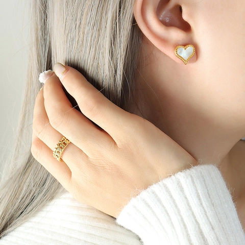 Orecchini A Lobo Cuore Placcato Oro 18K Conchiglia Bianca Bordo Perlato Acciaio Titanio Stile Francese Retro Donne