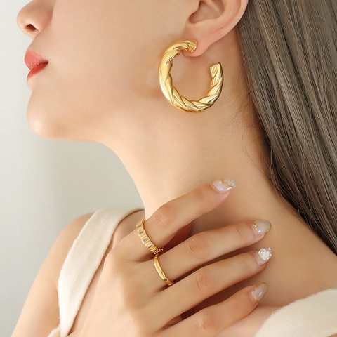 Gedraaide C-Vormige Oorbellen Voor Dames Holle Croissant Stijl Titaniumstaal Sieraden Niche Mode Sieraden Accessoires