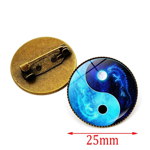 Broche en Alliage et Verre Cabochon Vintage Motif Yin Yang Tai Chi Dragon Poisson Koi Badge Rétro Style Chinois Pour Décoration Vêtements Sac