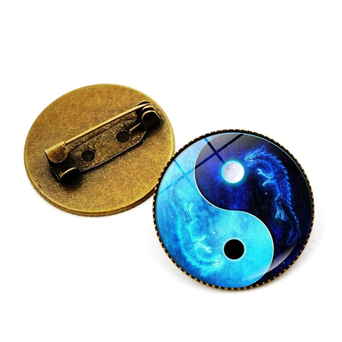Broche en Alliage et Verre Cabochon Vintage Motif Yin Yang Tai Chi Dragon Poisson Koi Badge Rétro Style Chinois Pour Décoration Vêtements Sac