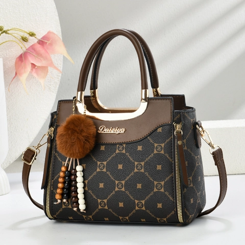 Sac à Main Vintage Monogramme pour Femmes en Cuir PU Imprimé Rétro Avec Charme de Boule de Fourrure Sac à Bandoulière pour Navette