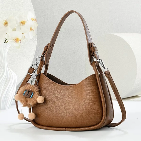 Borsa A Tracolla Da Donna In Pelle PU Con Motivo Litchi Mezzaluna Casual Versatile Con Ciondolo In Peluche Ufficio Quotidiano