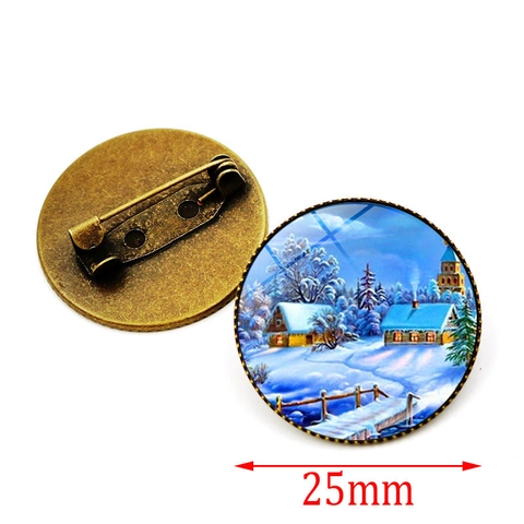Spilla Rotonda Vintage Con Scena di Casa Sulla Neve di Natale Per Uomo Donna in Lega e Vetro Cabochon Pin Distintivo Albero di Natale Gioielli Regalo