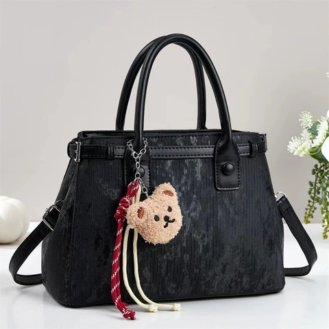 Luxus Texturierte PU Leder Handtasche Für Damen Vertikale Streifen Schulter Umhängetasche Mit Teddybär Anhänger Elegante Tote
