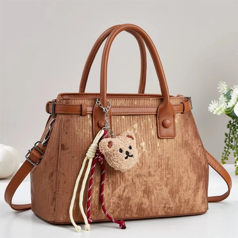 Luxus Texturierte PU Leder Handtasche Für Damen Vertikale Streifen Schulter Umhängetasche Mit Teddybär Anhänger Elegante Tote