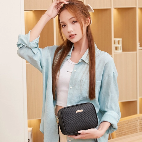 Quilted Camera Bag PU Leather Chevron Pattern Wide Adjustable Shoulder Strap Simple Fashion Crossbody Bag Gold Hardware