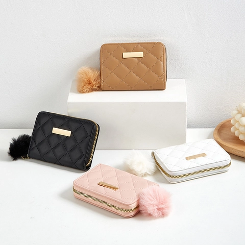 Damen Minimalistisch Rautenmuster Gesteppt PU Leder Mini Münzbörse Mit Pelzball Pom Pom Reißverschluss Kartenhalter