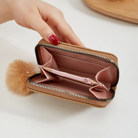 Damen Minimalistisch Rautenmuster Gesteppt PU Leder Mini Münzbörse Mit Pelzball Pom Pom Reißverschluss Kartenhalter