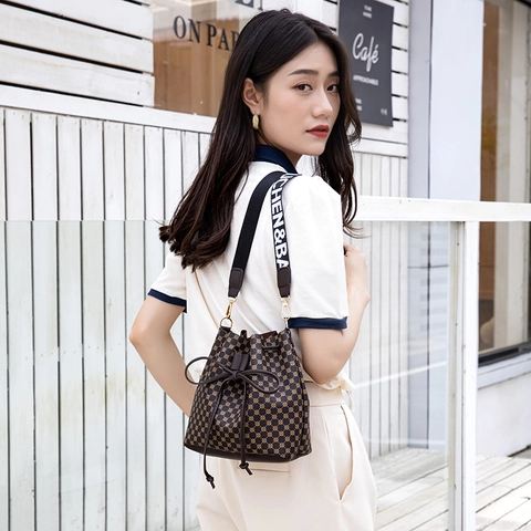 PU Leren Emmer Tas Met Geometrische Print Trendy Schoudertas Grote Capaciteit Brede Riem Dames Vintage