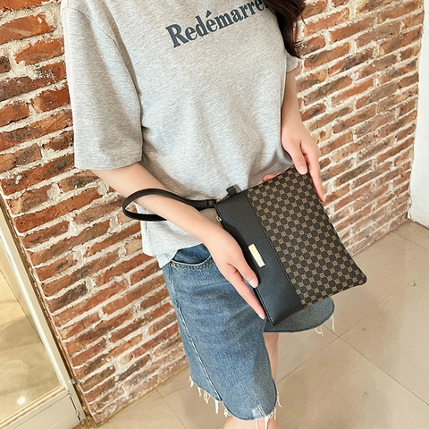 Women Retro Printed PU Leather Clutch Bag Fashion Splicing Wristlet Purse With Metal Plate Decor Zipper Closure Small Square Bag