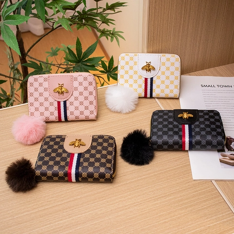 Petit Portefeuille À Fermeture Éclair En Cuir PU Porte Cartes Avec Abeille En Métal Et Pompon En Fausse Fourrure Mode Pour Femmes
