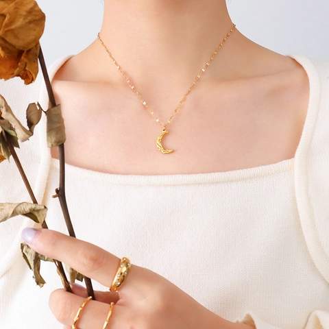 Collar Con Colgante De Luna Creciente Chapado En Oro De 18K Acero De Titanio Martillado Retro Minimalista Para Mujer