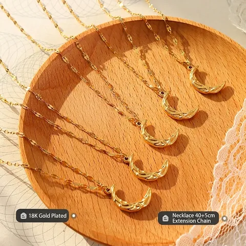 Collar Con Colgante De Luna Creciente Chapado En Oro De 18K Acero De Titanio Martillado Retro Minimalista Para Mujer