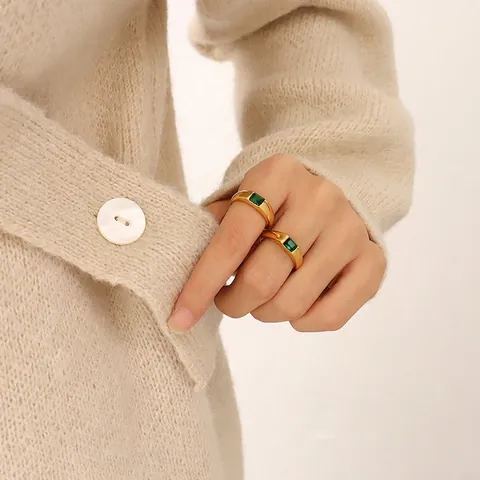 Anillo Elegante Stile Francese Acciaio Al Titanio Placcato Oro 18K Con Zircone Verde Quadrato Per Donna Accessorio Vintage
